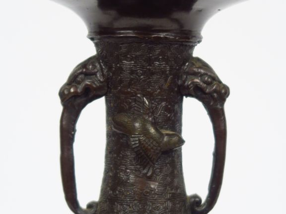 Vase balustre en bronze à décor en relief d'oiseaux et deux vases en b