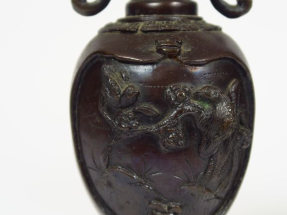 Vase balustre en bronze à décor en relief d'oiseaux et deux vases en b