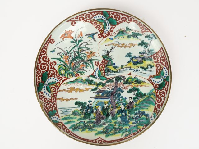 Lot comprenant : un grand plat en porcelaine polychrome d'Imari décor 