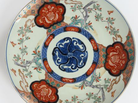 Lot comprenant : un grand plat en porcelaine polychrome d'Imari décor 