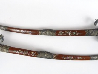 Vente aux enchères Paire de sabres en bois de rose et incrustations de nacre, travail de 