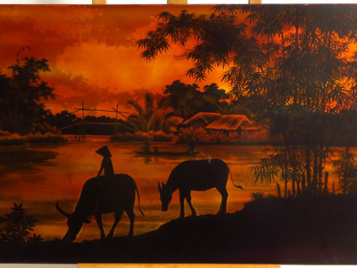 Panneau indochinois en bois laqué, à décor de paysage animé au soleil 
