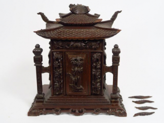 Vente aux enchères Petite maison des esprits ou temple en bois naturel sculpté de fleurs 