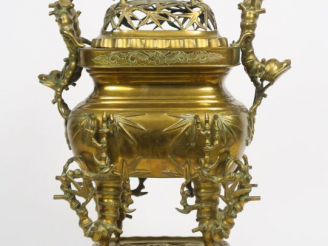 Vente aux enchères Brule-parfum en bronze et son présentoir, décor ajouré de bambous et d