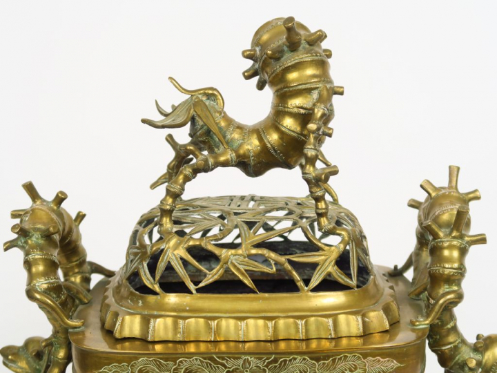 Brule-parfum en bronze et son présentoir, décor ajouré de bambous et d