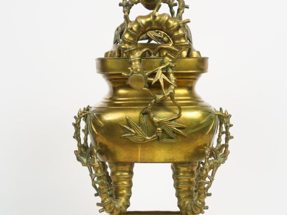 Brule-parfum en bronze et son présentoir, décor ajouré de bambous et d