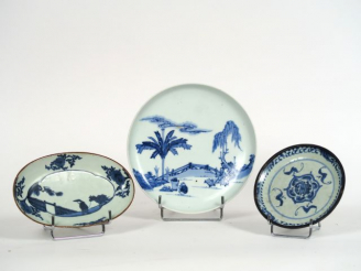 Vente aux enchères 3 assiettes en porcelaine. Vietnam, une à décor de sage sur une terras