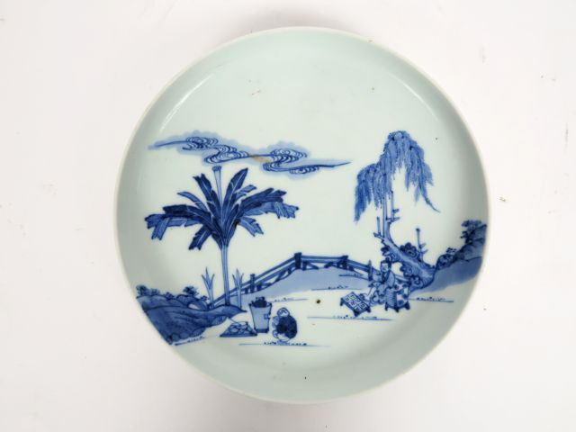 3 assiettes en porcelaine. Vietnam, une à décor de sage sur une terras