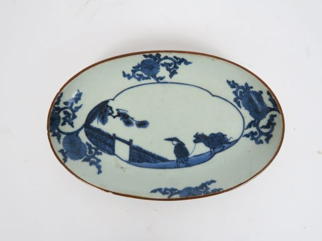3 assiettes en porcelaine. Vietnam, une à décor de sage sur une terras
