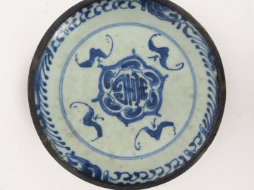 3 assiettes en porcelaine. Vietnam, une à décor de sage sur une terras