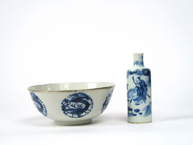 Bol cerclé de métal en porcelaine bleu de Hué à décor de 5 médaillons 