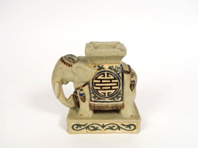 Cendrier reposant sur un éléphant en céramique céladon. Indochine Xxèm