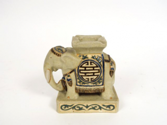 Vente aux enchères Cendrier reposant sur un éléphant en céramique céladon. Indochine Xxèm
