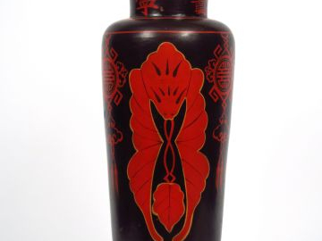 Vase en laque à décor rouge et brun de chauve souris et emblème de lon