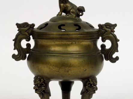 Brûle-parfum tripode orné de dragons formant anses et d'un lion forman