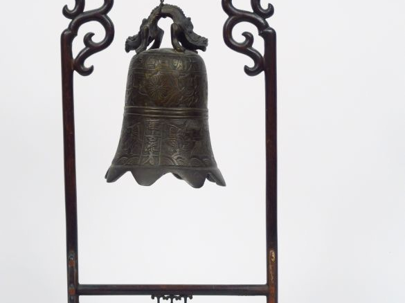 Gong en bronze à décor de dragons, de grecques et de fleurs avec son p