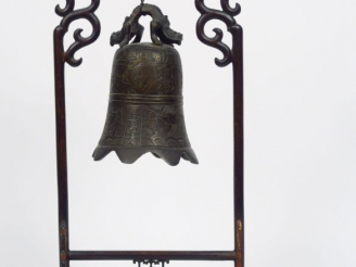 Vente aux enchères Gong en bronze à décor de dragons, de grecques et de fleurs avec son p