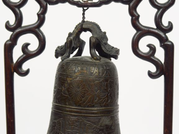 Gong en bronze à décor de dragons, de grecques et de fleurs avec son p