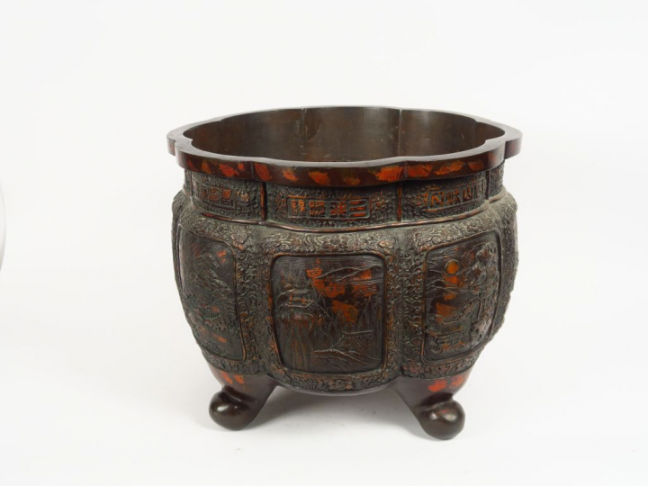 Paire de grandes vasques reposant sur quatre pieds en bronze laqué par