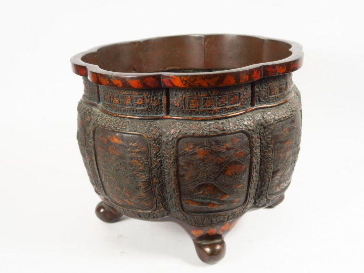 Paire de grandes vasques reposant sur quatre pieds en bronze laqué par