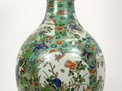 Vente aux enchères Important vase balustre col légèrement pavillonné en porcelaine et éma