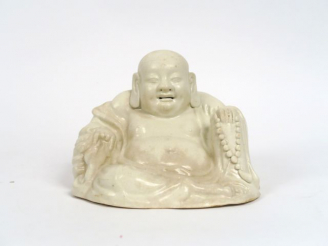 Vente aux enchères Bouddha assis sur un sac des richesses en porcelaine blanc de Chine. C