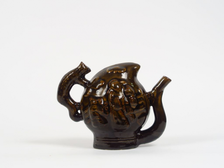 Verseuse en céramique émaillée brun, décor d'immortels, anse zoomorphe