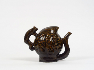 Vente aux enchères Verseuse en céramique émaillée brun, décor d'immortels, anse zoomorphe