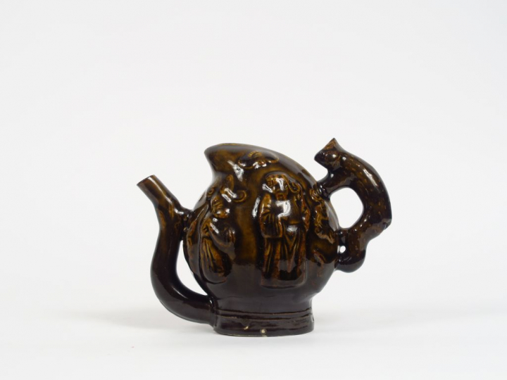 Verseuse en céramique émaillée brun, décor d'immortels, anse zoomorphe