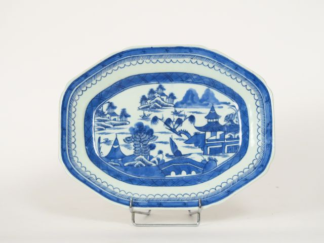 Plat octogonal en porcelaine blanc bleu à décor de paysage lacustre Co