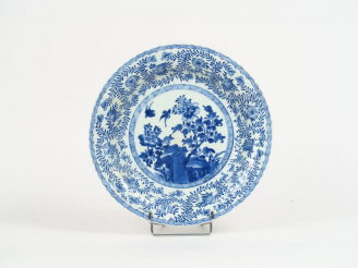 Vente aux enchères Plat à bords festonnés, en porcelaine médaillon central à décor d'oise