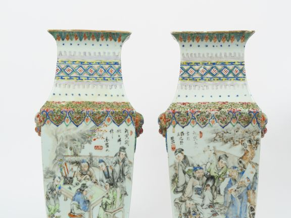 Paire de vases quadrangulaires en porcelaine, famille rose représentan
