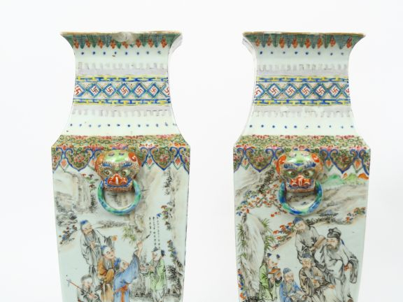 Paire de vases quadrangulaires en porcelaine, famille rose représentan