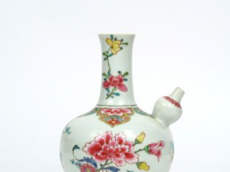 Vente aux enchères Kemdi en porcelaine famille rose décor de fleurs de pivoines. Chine XV