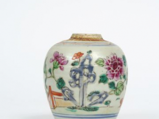 Vente aux enchères Petit vase en porcelaine famille rose, décor de pivoines. Chine XVIIIè