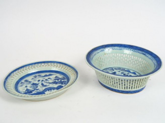 Vente aux enchères Corbeille et son présentoir en porcelaine blanc bleu de Chine, à décor