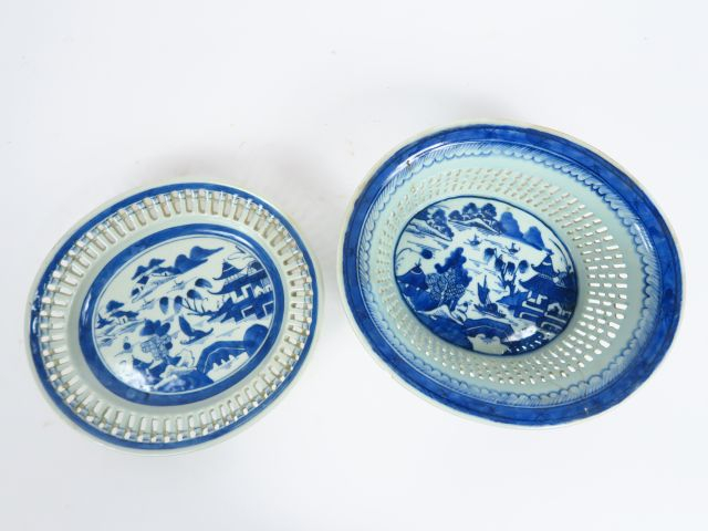 Corbeille et son présentoir en porcelaine blanc bleu de Chine, à décor
