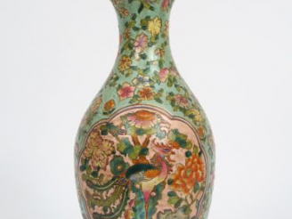 Vente aux enchères Vase balustre décor pseudo famille rose. Chine H. 35,5 cm