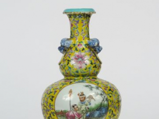 Vente aux enchères Vase double gourde en porcelaine et émaux famille rose, décor en médai