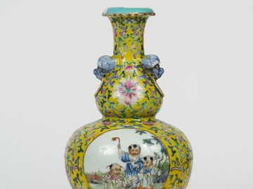 Vase double gourde en porcelaine et émaux famille rose, décor en médai