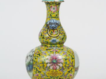 Vase double gourde en porcelaine et émaux famille rose, décor en médai