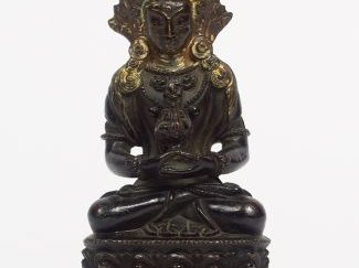 Vente aux enchères Statuette en bronze représentant Amitayus assis sur un lotus tenant un