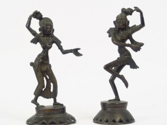 Vente aux enchères Couple de danseuses indiennes en bronze vers 1920. H. 28 cm