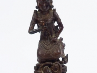 Vente aux enchères Statuette en bois 'danseuse indonésienne'. Bali vers 1920 H. 30 cm (pe