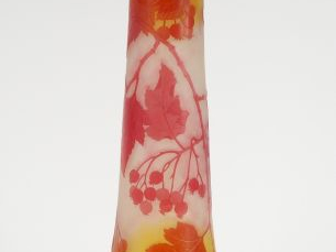 Vente aux enchères GALLE. Vase en verre, à décor gravé en camée et à l’acide de vigne vie