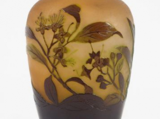 Vente aux enchères GALLE. Vase ovoïde en verre, à décor gravé en camée et à l’acide de fl