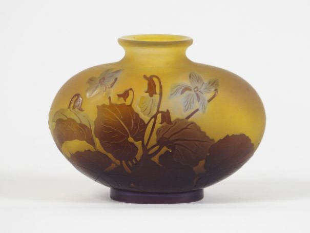 GALLE. Vase ovoïde en verre, à décor gravé en camée et à l’acide de fl
