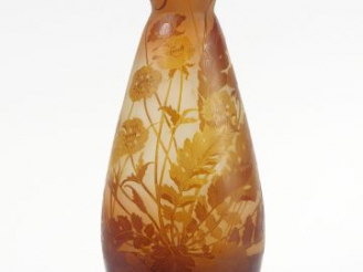 Vente aux enchères GALLE. Grand vase ovoïde en  verre, à décor gravé en camée et à l’acid