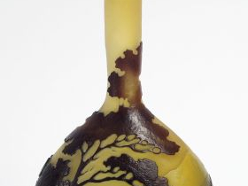 Vente aux enchères GALLE. Vase soliflore en verre, à décor gravé en camée et à l'acide de