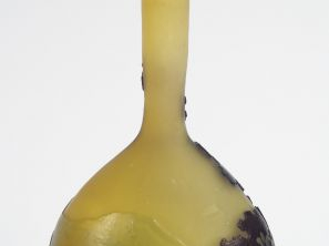 GALLE. Vase soliflore en verre, à décor gravé en camée et à l'acide de